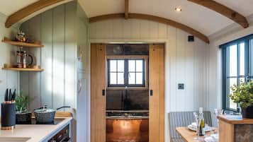 Cabin, Bathtub (Monkwood Shepherds Hut) | WiFi, bed sheets