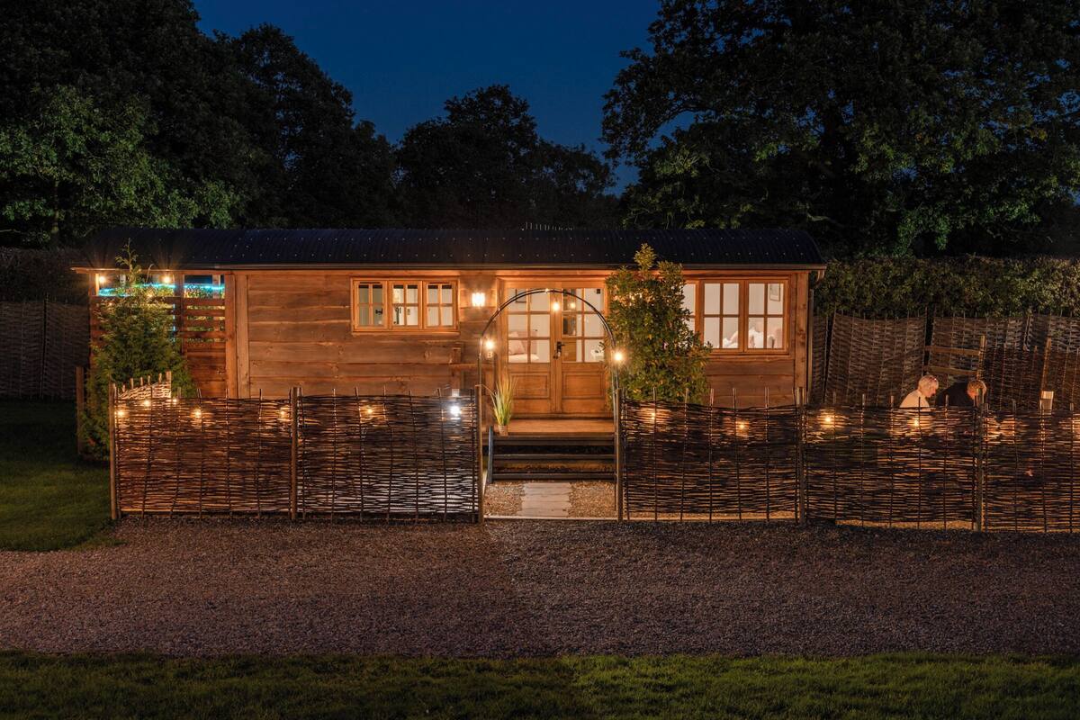 Cabana, banyera (The Shepherds Retreat Shepherds Hut) | Wifi i roba de llit