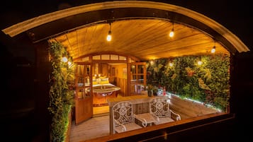 Cabin, Bathtub (Ashwood Shepherds Hut) | WiFi, bed sheets