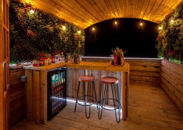 Cabin, Bathtub (Ashwood Shepherds Hut) | Terrace/patio - Ockeridge Rural Retreats (Worcester)