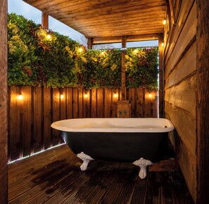 Cabin, Bathtub (The Shepherds Retreat Shepherds Hut) - Ockeridge Rural Retreats (Worcester)