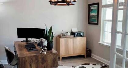 Organic Modern Home, Close to the Beach & Downtown. Community Pool & gym