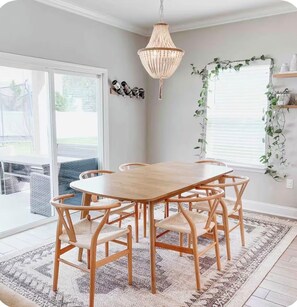 Dining - Organic Modern Home, Close to the Beach & Downtown. Community Pool & gym (St. Augustine)