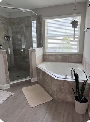 Shower, hair dryer, towels, soap - Organic Modern Home, Close to the Beach & Downtown. Community Pool & gym (St. Augustine)