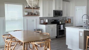 Dining - Organic Modern Home, Close to the Beach & Downtown. Community Pool & gym (St. Augustine)