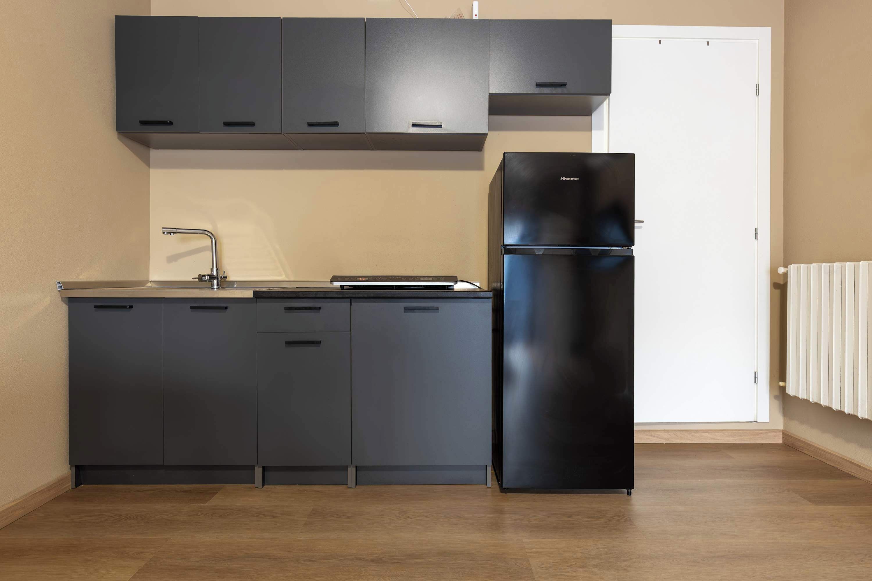 Køleskab, kogeplade, køkkentøj/tallerkener/redskaber