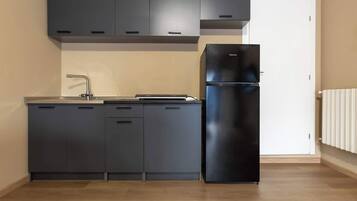 Køleskab, kogeplade, køkkentøj/tallerkener/redskaber