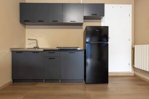 Kühlschrank, Herdplatte, Kochgeschirr/Geschirr/Besteck