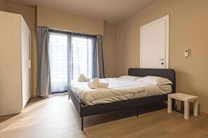 Tabla de planchar con plancha, cuna de viaje, wifi y ropa de cama 