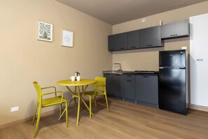 Fridge, stovetop, cookware/dishes/utensils - Le Porte di Bergamo - Immobili e Soluzioni Rent (Bergamo)