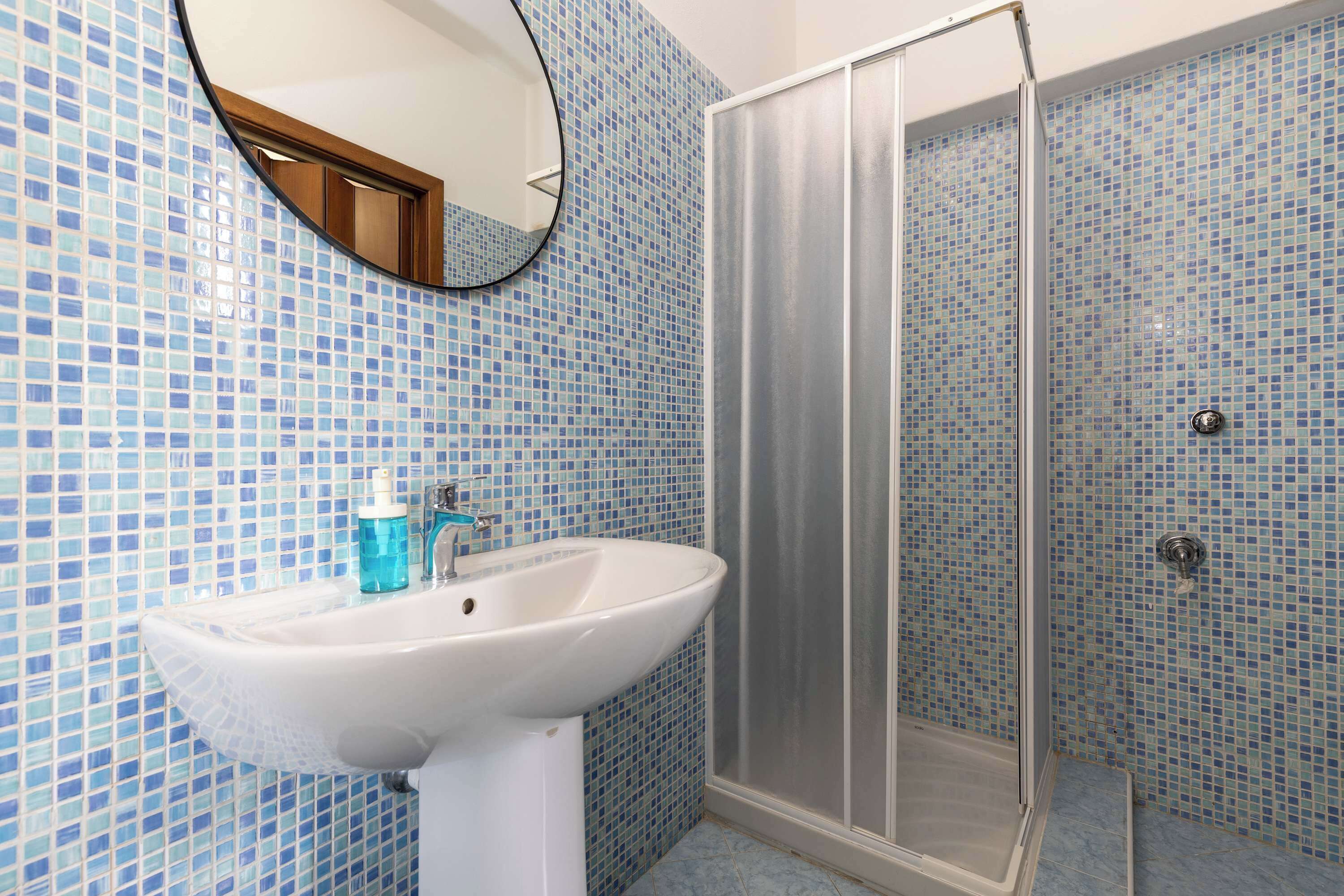 Douche, séchoir à cheveux, serviettes fournies