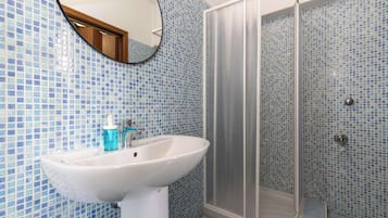 Douche, séchoir à cheveux, serviettes fournies