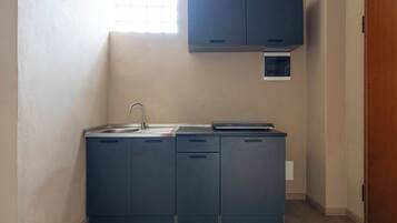 Frigorifero, piano cottura, pentole/stoviglie/utensili