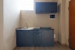 Fridge, stovetop, cookware/dishes/utensils - Le Porte di Bergamo - Immobili e Soluzioni Rent (Bergamo)