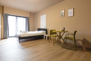 Tabla de planchar con plancha, cuna de viaje, wifi y ropa de cama