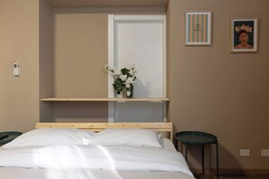 Tabla de planchar con plancha, cuna de viaje, wifi y ropa de cama 