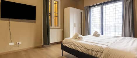 Fer et planche à repasser, lit de bébé portatif, Wi-Fi, literie fournie