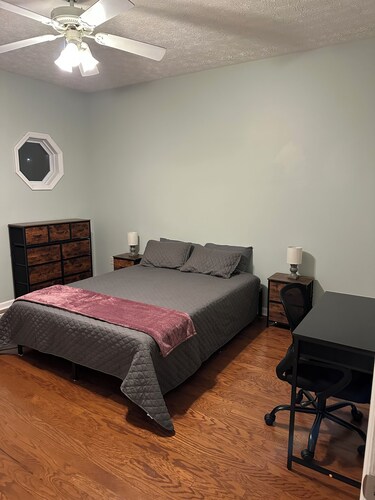 Spacious 3-bedroom townhome in Auburn with AC, heat, and large kitchen.