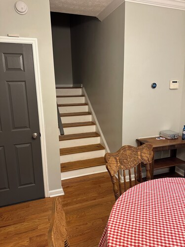 Spacious 3-bedroom townhome in Auburn with AC, heat, and large kitchen.