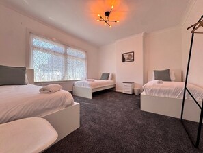 Room - Near Airport Fully Detached House (Sunbury on Thames)