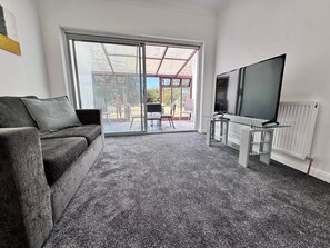 42-inch Smart TV with digital channels, streaming services - Near Airport Fully Detached House (Sunbury on Thames)