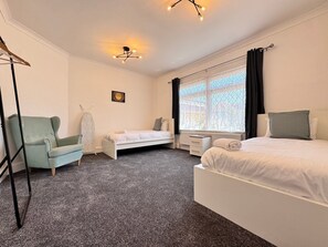 Room - Near Airport Fully Detached House (Sunbury-on-Thames)