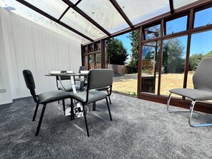 Outdoor dining - Near Airport Fully Detached House (Sunbury-on-Thames)