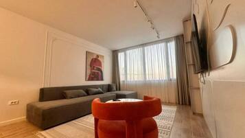 Lejlighed | Opholdsområde | 32-tommers fladskærms-tv med satellitkanaler