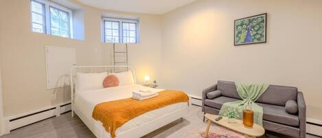 Tabla de planchar con plancha, wifi y ropa de cama