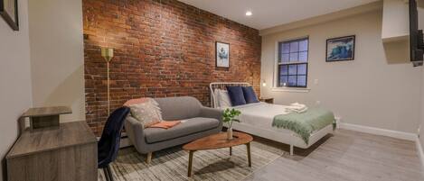 1 habitación, tabla de planchar con plancha, wifi y ropa de cama