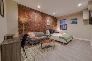 1 bedroom, iron/ironing board, WiFi, bed sheets - Modern Simple Studio | South End (Boston)