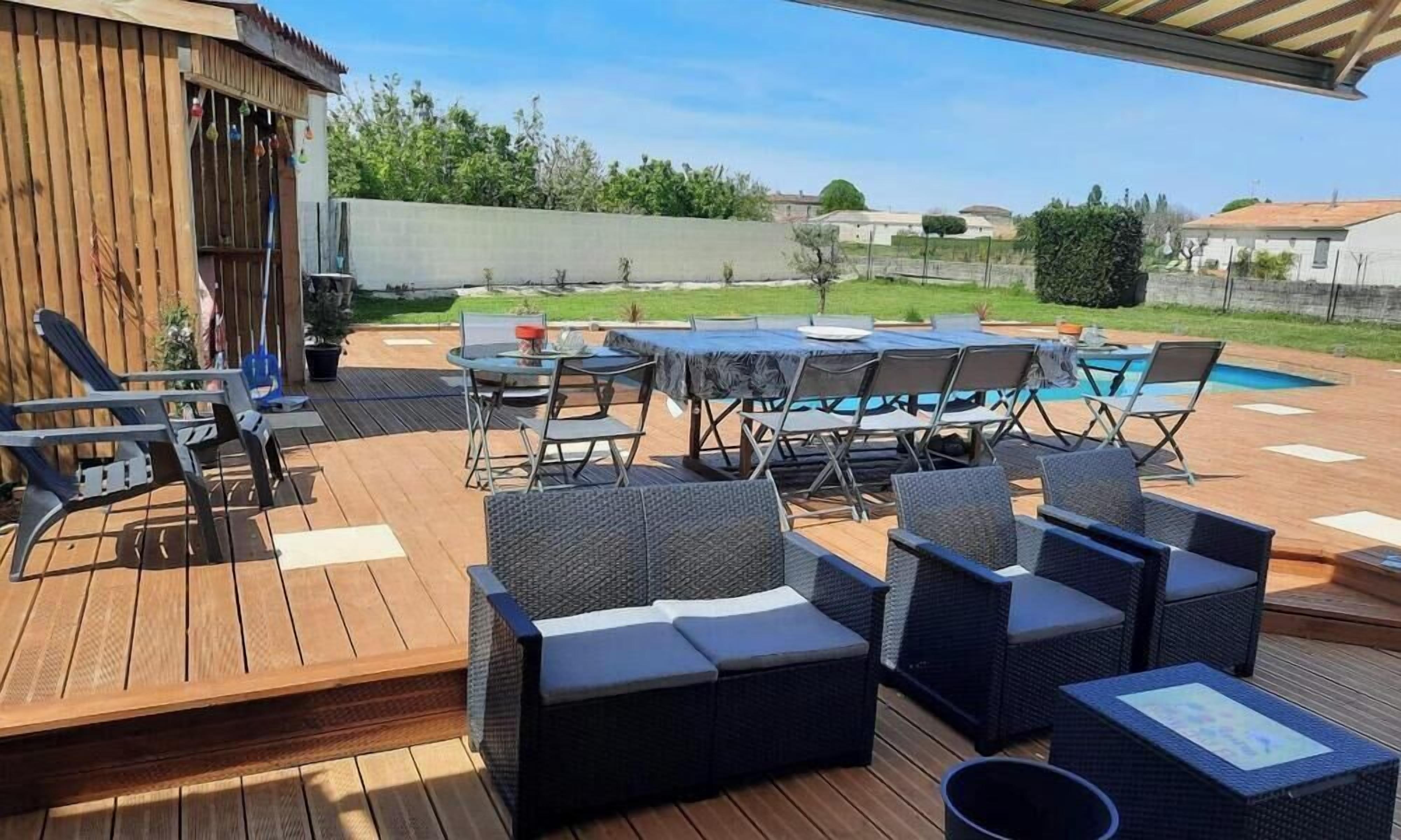 terrasse avec salons ext, transats,table a manger et piscine de 9.5*4.5m