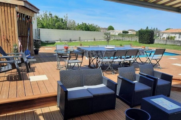 terrasse avec salons ext, transats,table a manger et piscine de 9.5*4.5m