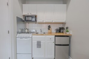 Horno, placa de cocina, cafetera/tetera, tostadora