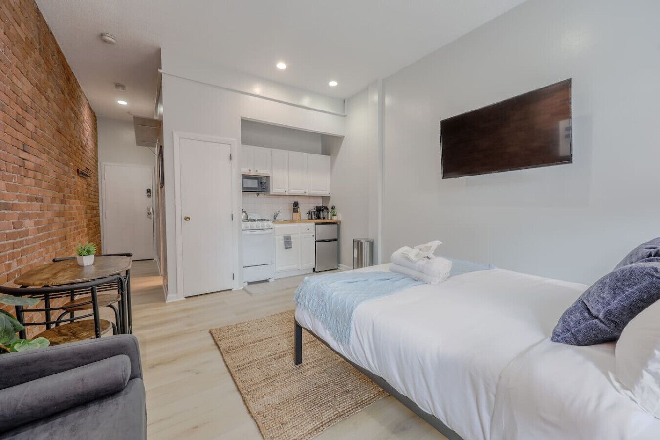 Iron/ironing board, WiFi, bed sheets