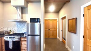 Microwave, oven, stovetop, dishwasher - Cute 2-bedroom house in Jay, perfect for a relaxing getaway. (Jay)