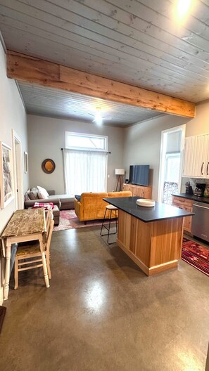 TV - Cute 2-bedroom house in Jay, perfect for a relaxing getaway. (Jay)