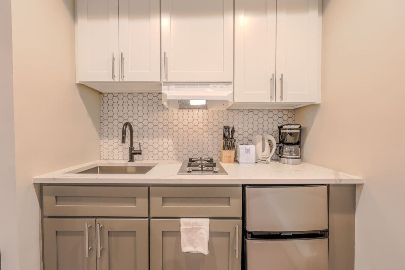 Coffee/tea maker, cookware/dishes/utensils