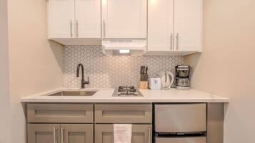 Coffee/tea maker, cookware/dishes/utensils