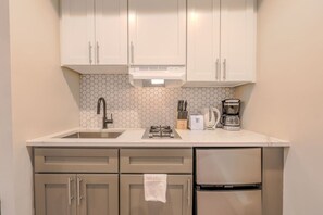 Cafetera i tetera i utensilis de cuina, vaixella i coberteria 