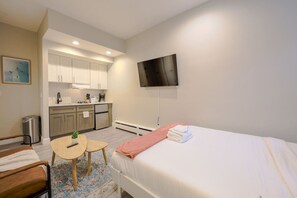 1 bedroom, desk, iron/ironing board, WiFi - Peaceful Studio | Close to Fenway (Boston)