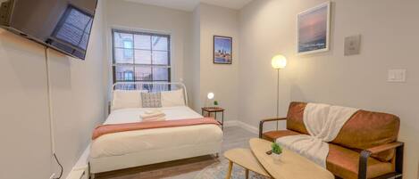 Desk, iron/ironing board, WiFi, bed sheets