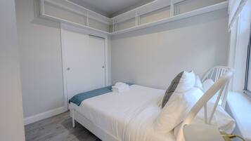 Skrivebord, strykejern/-brett, wi-fi og sengetøy