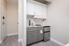 Spishäll, grytor/köksredskap och matbord