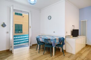 Dining - Apartment 'Michy's House' with Balcony, Wi-Fi and Air Conditioning (Sestri Levante)