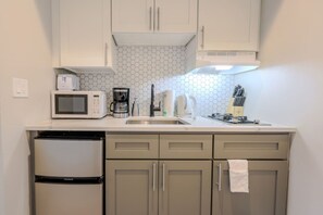 Coffee/tea maker, cookware/dishes/utensils - Quaint Studio Apt | Close to Fenway (Boston)