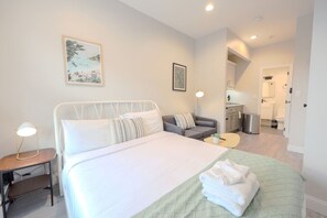 1 habitación, escritorio, tabla de planchar con plancha y wifi 