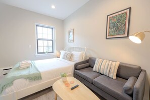 1 bedroom, desk, iron/ironing board, WiFi - Quaint Studio Apt | Close to Fenway (Boston)