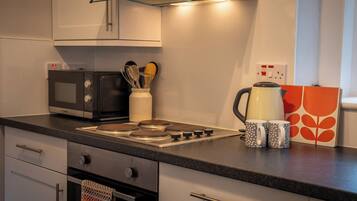 Cottage | Private kitchen | Dishwasher, cookware/dishes/utensils