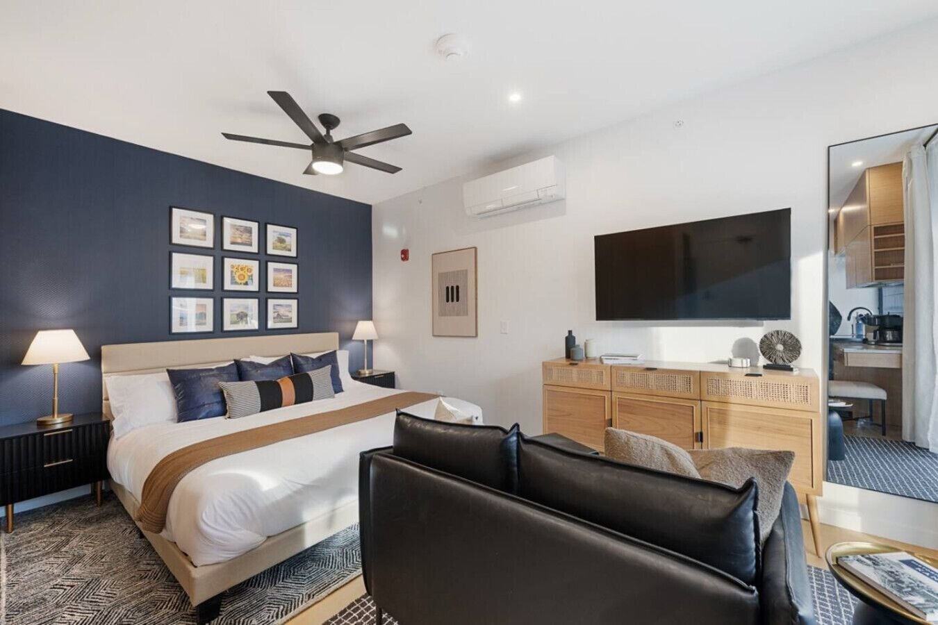 Een bureau, een strijkplank/strijkijzer, wifi, beddengoed